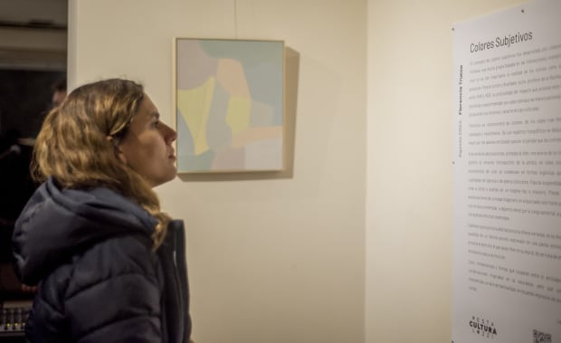 'Florencia es coleccionista de colores: de los viajes trae libros visuales, catálogos y muestrarios. De sus registros fotográficos se deduce...