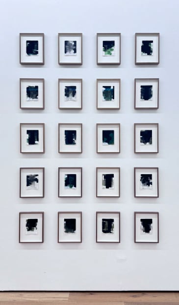 Die kleinen Papierarbeiten, welche hier erstmals gezeigt werden, stehen der grossen Leinwand in nichts nach. Auch hier dominiert Vopavas Idee,...