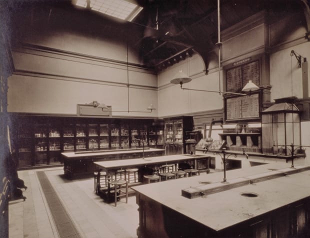 S'inspirant de cabinets scientifiques historiques retrouvés à l'Athénée d'Anvers, commandés à l'origine par Napoléon en 1807, Spectandum tisse un récit...