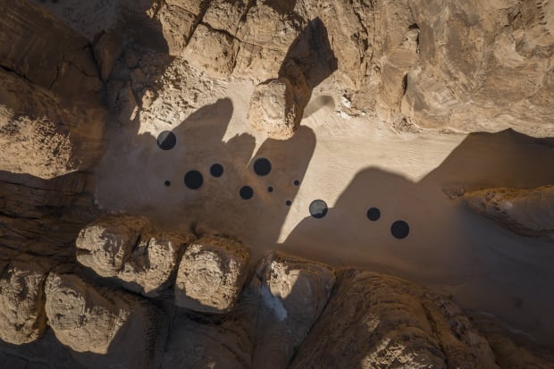 I present in this temporary installation, a set of puddle like installations, that will last for a few months, they...