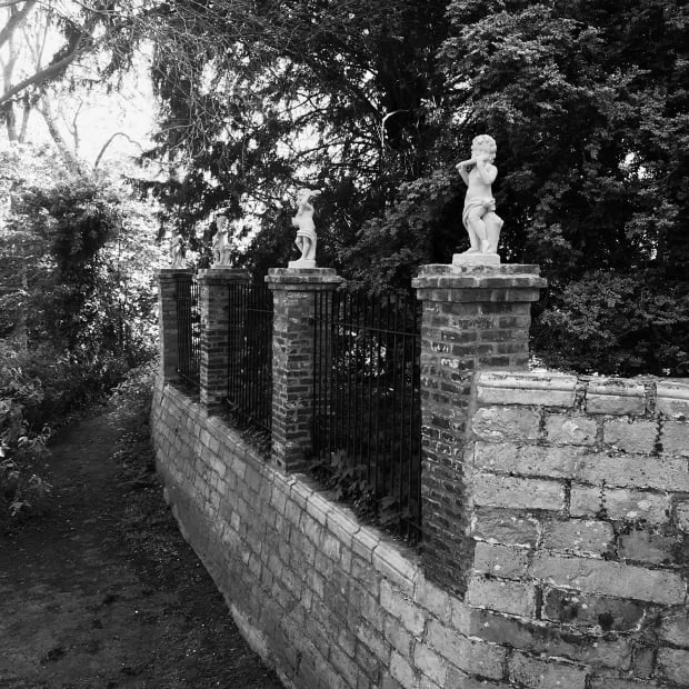 In 1793 werd het kasteel tijdens de Franse Revolutie volledig verwoest door brand. De enige overblijfselen, die nu nog getuigen...