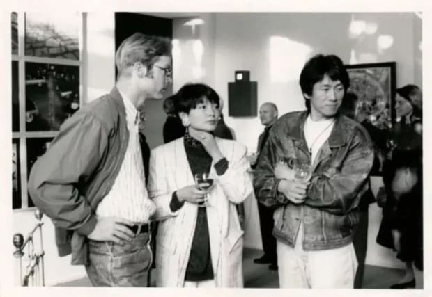 1987年,谭平和同样毕业于中央美院版画系的滕菲结为伴侣。 他开始铜版画创作。一张因为忘记时间在酸池中浸泡过久而被腐蚀坏掉的铜板,开启了谭平对“抽象”语言最初的探索。就是在这一年,谭平创作出名为“抽象”的铜版画作品。