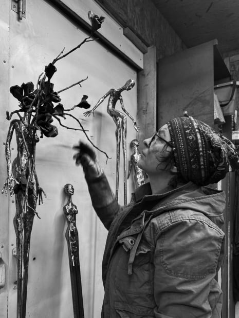 Dans La Matière et l’Esprit, Marie-Josée Roy réunit peinture, gravure et sculpture dans un dialogue saisissant entre le tangible et...