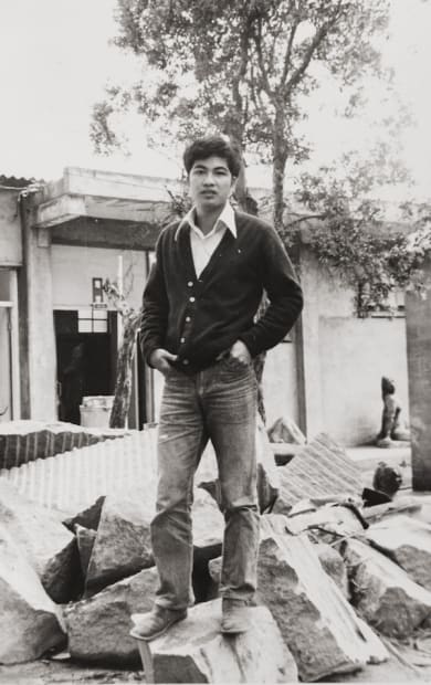 1949 生於香港,廣東人,父黎欽、母吳惠貞。 1956 拜孔子行開學禮入小學。 1967 在香港看到亨利 •摩爾(Heni Moore) 的展覽而深受觸動,從而走上雕塑這條路,於是後來決定隻身來臺以第一也是唯一志願進入國立藝專 (今國立臺灣藝術大學)雕塑科第四屆就讀。 1973 畢業於臺灣國立藝術專科學校雕塑科。 此時期藝專雕塑科的訓練仍是以具象寫賣的塑造為主。從國立藝專時期開始,黎志文即醉心於中國文字的研究,許慎的《說文解字》在其他同學眼中也許只是無趣的字典,對他而言卻是命他愛不釋手、極具啓發性的經典。 許慎在著作中清楚指出漢字與物象的關係,他如此解釋「 文字」:「文者」乃「依類象形」且為「物象之本」:「字者」,則是「 其後形聲相益」,「言孳乳而度多」。許慎也將 《漢書》 首先提到的「六書」解釋成漢字的構成與使用方式:「象形」乃是將物體外形特徵具體勾畫出來,如「日」、「月」等字:「指事」乃是視而可識、察而見意,以記號指明,如「上」、「下」。以上二者是「造字法」,而「會意」與「形聲」是「組字法」:前者是將兩個或多個獨體字組成新字,後者是以形符加上聲符造成的形聲字。最後尚有「用字法」:形轉、意轉或聲轉的「轉注」,及本無其字或有其字的 「假借」。此等造字的原理原則乍看似乎舆藝術無關,但其實深刻的觸碰到文字符號與圖像符號此二表意系統共通之處。而黎志文在生涯剛起步時即敏銳的察覺到二者的關聯。