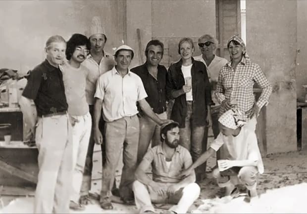 1974 赴義大利卡拉拉 (Carara) 石礦區亨魯 (Henraux)石雕工作室學習,與亨利·摩爾、野口勇和皮埃特羅·卡塞拉等著名雕塑家交流切磋技藝。 這一時期黎主要以大理石為材料雕製立體的象形漢字。在1974年抵達卡拉拉後,開始嚐試將篆書中的「象形」字,如〈人〉、〈王〉、〈目〉、〈水〉等經過雕塑的方法轉化成石雕作品,或是將〈生長〉、〈明〉、〈春天〉、〈水滴〉、〈雙竹〉等自然現象,依照象形的原理轉化為簡明可讀的造形。 1977 獲美國雕塑家羅伯 •魯辛 (Rober Russin) 研究獎學金,至美國懷俄明州攻讀碩士。 這一時期黎開始廣泛涉獵其他媒材如石材、木、金屬、紙等等,並進而探計以雕塑語量表達大自然元泰 及山水概念的可能性,甚至開始使用現成物製作較為觀念性的作品 :如1978年的 〈半瓶水〉, 或1979年的〈在船上〉