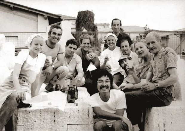 1974 赴義大利卡拉拉 (Carara) 石礦區亨魯 (Henraux)石雕工作室學習,與亨利·摩爾、野口勇和皮埃特羅·卡塞拉等著名雕塑家交流切磋技藝。 這一時期黎主要以大理石為材料雕製立體的象形漢字。在1974年抵達卡拉拉後,開始嚐試將篆書中的「象形」字,如〈人〉、〈王〉、〈目〉、〈水〉等經過雕塑的方法轉化成石雕作品,或是將〈生長〉、〈明〉、〈春天〉、〈水滴〉、〈雙竹〉等自然現象,依照象形的原理轉化為簡明可讀的造形。 1977 獲美國雕塑家羅伯 •魯辛 (Rober Russin) 研究獎學金,至美國懷俄明州攻讀碩士。 這一時期黎開始廣泛涉獵其他媒材如石材、木、金屬、紙等等,並進而探計以雕塑語量表達大自然元泰 及山水概念的可能性,甚至開始使用現成物製作較為觀念性的作品 :如1978年的 〈半瓶水〉, 或1979年的〈在船上〉