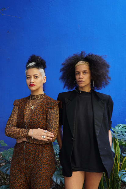 Filhas do Infinito, projeto in&eacute;dito de Chris Tigra e Dyana Santos, nasce da conflu&ecirc;ncia de gestos que acionam altas tecnologias...