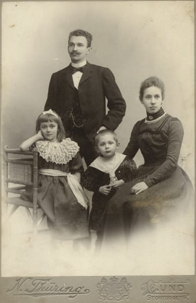 A young Wiwen Nilsson with his father, Anders, his mother, Karolina, and his sister Edith.