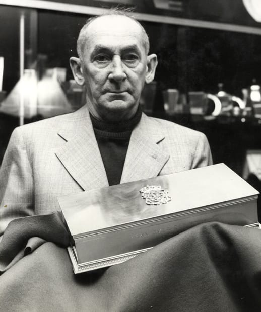 Wiwen Nilsson with the casket designed for the Swedish King Gustaf VI Adolf, gifted in 1962.