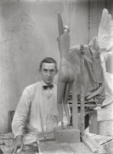 Wiwen Nilsson sculpting in Arvid Källström’s atelier in Paris, 1924.