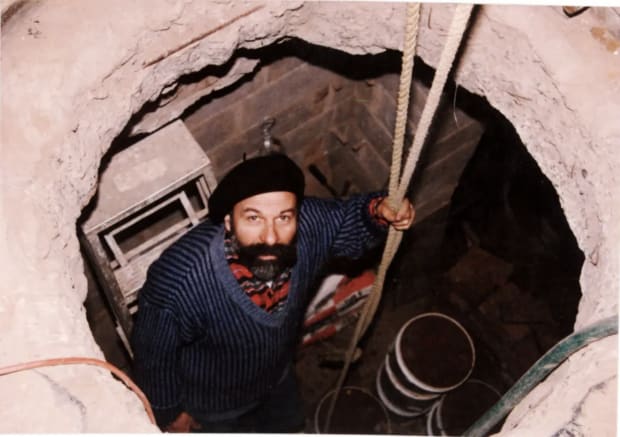 Two floors rose. Then work paused. Space, however, remained a problem. Di Modica&rsquo;s plans demanded more room, but official requests...