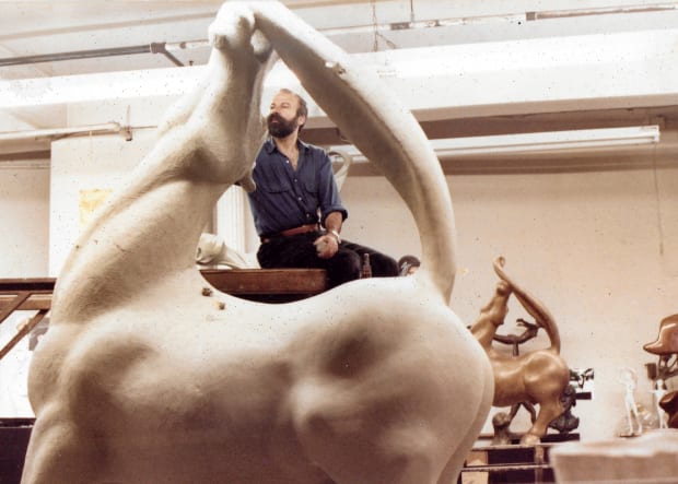 Arturo Di Modica sculpting Il Cavallo