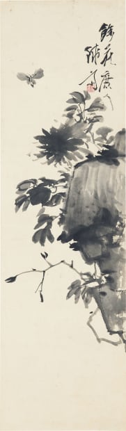 Lot040《余花庶人図》 画中右上に書かれた「余花庶人」は、唐代の詩人・孫鲂の「主人司空后亭牡丹」という牡丹の花を称えた詩が出典です。詩中に「余花、庶人に似たり」という一句があります。「牡丹が高貴な花とされるのに対して、他の花は庶民のようなものだ」という意味。たっぷり水を含んだ墨で描かれた花は、一見何の花か判然としませんが、この賛によって岩上に咲く牡丹だということがはっきりします。牡丹と岩、牡丹と蝶は、富貴と長寿の象徴を組み合わせた縁起のよい画題です。