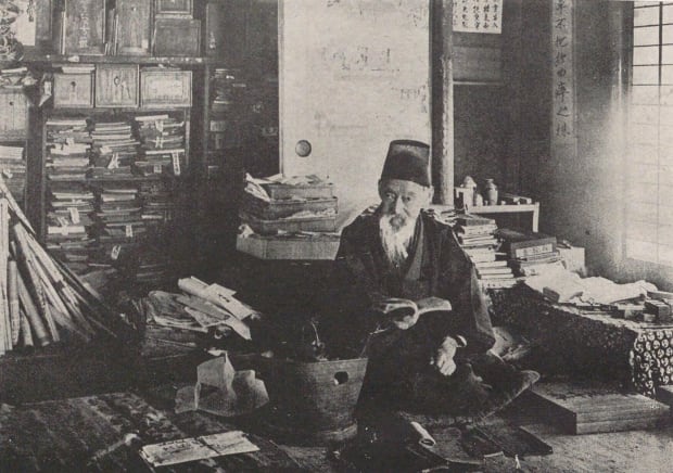 富岡鉄斎 (1836 – 1924) 南画家。京都生。名は猷輔のち百錬、別号に鉄人・鉄史等。幼少より国学・漢学・詩学等を学び、また歌人大田垣蓮月の学僕となって多大な人格的影響を受ける。幕末期には、勤王志士らと盛んに交流し、国事に奔走した。維新後は、大和石上神宮・和泉大鳥神社等の宮司となるが、のち辞し隠棲。田能村直入・谷口藹山らと日本南画協会を発足、学者としての姿勢を貫きながら自由な作画活動を展開し、その学識と画技により文人画壇の重鎮となった。帝室技芸員・帝国美術院会員。大正13年(1924)歿、89才。