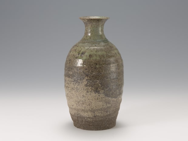 「土」に根ざす芸術 陶芸&mdash;&mdash;土を捏ねて焼成し、器やかたちを作る芸術は、なにをおいても、「土」と「火」という、創作の多くの過程を自然の営みに依拠するところが一つの特徴といえます。浜田庄司は、益子という土地との出会いなくしてはこのような巨大な業績を残すことはできなかったでしょうし、益子もまた、浜田庄司という存在なくして、「陶芸のまち」としてこれほど親しまれることもなかったでしょう。 加守田章二のような天才的作家も、出発は、休業していた窯を借りてのものでした。その最初の作陶を支えたのは、まさしくその「陶芸のまち」としての益子の環境だったのです。