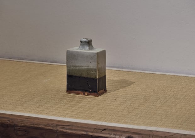 陶芸のまち 浜田庄司の一大業績の拠点となったのは、栃木県の益子でした。その窯業地としてのはじまりは、江戸後期に常陸の笠間で焼き物を学んだ大塚啓三郎という人物がこの地に良質な陶土を見出し、窯を開いたことだといいます。当時は、関東地方には笠間焼以外に大規模な産地が少なく、益子は、江戸・東京への新たな焼き物供給地として隆盛しました。浜田が魅力を感じたのも、良質な陶土と釉薬の原料が豊富であることに加えて、「用」にしっかりと根差した質実剛健な風土であったのでしょう。 大正時代には、それまで中心的に生産していた土鍋などの調理器具が金属製の器具にとってかわられるなかで、ひと頃のような繁盛はみせなくなっていたようです。浜田庄司が移り住んだのは、こうした産業の転換期にあたりました。