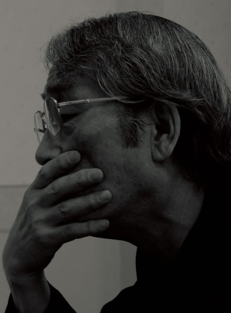 “ 私はかつて、ロートレアモン(Comte de Lautréamont, 1846-1870)の『マルドロールの歌』の一節を引いて、現代においては、言葉と書とは「ミシンと洋傘との手術台のうえの不意の出逢いのように」出会うしかないと書いた。文を書き綴る場ににじみ出る書きぶりの一種の味が書であった時代の、文と書の牧歌的な結合を切り裂かれ、それぞれに自立を目指し、近代の言葉(詩文)から切り離された書(筆蝕)は、戦後前衛書の段階に至って、動跡と色彩と造形の自立によって、言葉から乖離し、うまく言葉との回路をつなげないでいる。これに対して、私は、近代的な筆蝕の自立を認めつつも、言葉との回路の回復を慎重に模索することが必要不可欠であると考えてつづけている。 (中略) これまでの私の書の道行がそうであったように、私の書は今後どのように展開するかは予想もつかない。だが、これまでの延長線上に想い浮かべられるようにも思えない。 なぜなら、私は、「書の究極のゴールは、誰もが普通に書いて、どの字も美しい」時代への到達であると考えている。しかしいまだ、その未来像が具体的に描かれてはいない以上、現在のような「シュールレアリスム」的出会いで可よしと判断しているわけではない。困難な営為ではあるが、もう少し先まで行かねばならないのである。 ” 石川九楊「書の領域と表現の可能性」(『近代書史』名古屋大学出版会、2009年)より抜粋