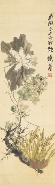 Lot041《四愛図》 賛は「四季おりおり花を絶やさないようにしなさい。」その通り、画中には開花の季節の異なる花々が一堂に会しています。鉄斎の孫・富岡益太郎は箱書で「四愛図」と題しました。四愛図とは、蘭・蓮・菊・梅を一図に描くもの。蘭は黄山谷、蓮は周茂叔、菊は陶淵明、梅は林和靖と、特に愛好した詩人がいることで知られる花々のため、「四愛」と呼びならわされてきました。伝統画題に基づき四種の花を描き、賛では心の豊かさを失わないように戒めています。同時に、この軸を掛ければ花を絶やさずにいられるぞという、鉄斎からの粋な提案の一幅ではないでしょうか。