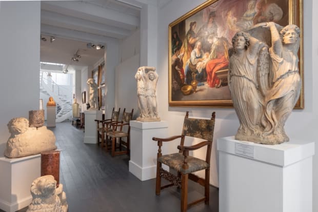 After completing studies in Art History, Lapo, Riccardo's son, joined the family business in 2021. While continuing the tradition of...