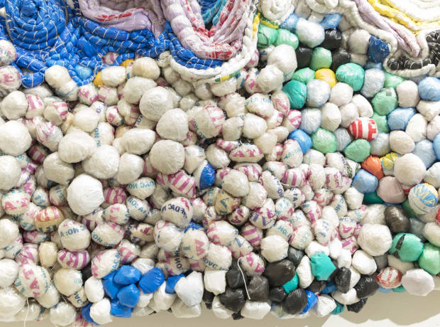 In questo lavoro c'è una varietà di forme diverse. Parlando delle spirali realizzate con la tecnica dell'infilatura Ikpa Owu ha...