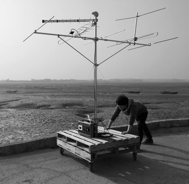 1972年に韓国で生まれたSungHong Minは、1999年にソウルのチュゲ芸術大学で美術学士号を取得し、5年後にはサンフランシスコ美術学院で美術修士号を取得しました。彼は学士号と修士号の両方で絵画を専攻しましたが、初期の作品「The Island」(2002年)のように、彫刻的要素も含まれていました。 キャリアを通じて、SungHong Minは主に三次元の作品に取り組みながらも、絵画的なアプローチを維持しています。彼の彫刻的なボキャブラリーは、複雑で多様なアプローチに広がり、しばしばサイトスペシフィックなものです。一般にゴミと見なされるアイテムを集めて、新たなつながりや意味を生み出し、フォトコラージュ、ドローイング、彫刻、インスタレーションで可視性と不可視性を反映しています。