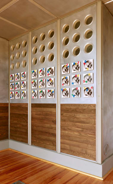 La Galerie Nathan Chiche présente 'Les Vanités' de Jean Pierre Raynaud en dialogue avec les structures modulaires de Jean Prouvé....