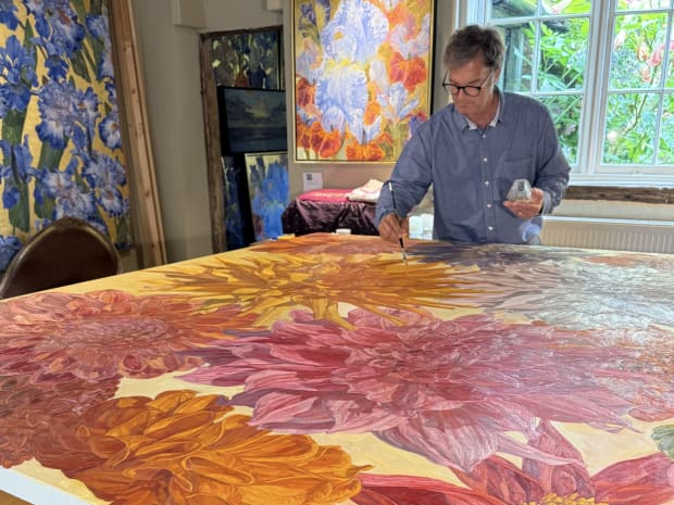 I grew up near Washington DC, the capital of America. When I was 11 years old, I had art lessons...