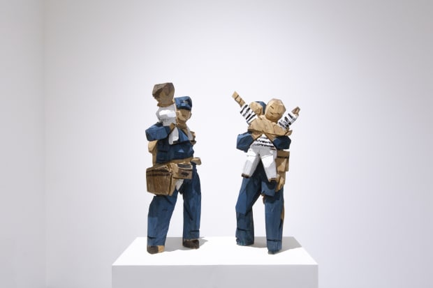 室內展示的朱銘木雕作品,除了撢除灰塵之外,皆不需再作額外保養。平日只需以軟毛刷清理即可,長時間於室內展示都不會有任何的問題。木雕會隨擺放環境適應溫溼度,但仍需注意空間的通透與濕度,切勿放置於高濕度之空間與鄰近處,以及避免陽光長期直接照射。一般而言,木雕最佳存放溫度(℃)為約18℃-26℃(人體舒適溫度),相對溼度(RH)為中溼度50-65% RH。