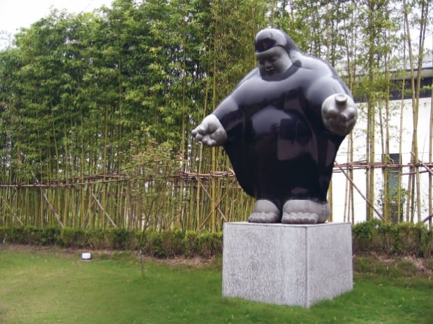 李真的每一件雕塑都經過極為嚴密精細的製作,才能呈現出如此溫潤細膩的作品,任何不適當的外力都容易在表層造成刮痕。當您想要移動作品時,務必請專業人士,準備適當的工具小心挪動,並確認底座穩固後再輕輕放置於定位。 當您發現雕塑上有收藏後產生之刮痕、白點或其他損壞時,請與亞洲藝術中心 (+886-2-2754-1366) 聯絡,受損雕塑必須送回進行專業修復,藏家必須自行負擔所有的修復費用及運費。請盡量小心照顧雕塑,避免任何不必要的損傷。 所有李真雕塑都為純手工製作,雕塑表面可能會留有細微的手工處理後痕跡與細紋,敬請安心。
