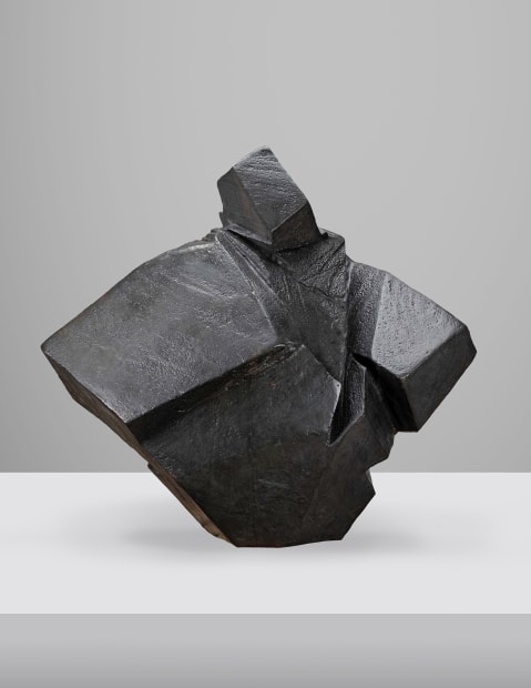 室內展示的朱銘銅雕作品,除了撢除灰塵及拭除指印之外,皆不需再作額外保養。銅雕屬於貴金屬,不可以使用水性保養品,平日只需細緻乾布擦拭即可,長時間於室內展示都不會有任何的問題。展示位置需避免陽光長期照射,長期照射或強光易對光敏感的金屬保護層及塗料產生耗損、褪色或變色情形。