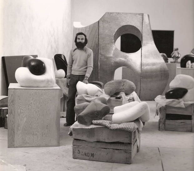 The street was more and more the place to be. Indeed the sculptor and his marble blockages attracted the attention...