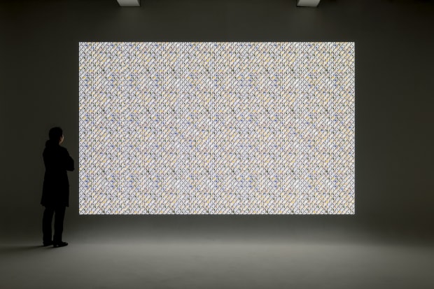 The digital projection work begins with black and white maps that symbolizes the cities of China, the United States, Russia,...