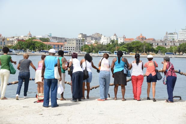 Image: Offering Pulsera para Yemanya to the ocean godess, Yemanya, in Havana habour Following the Yorùbá traditional ritual sequence, Pulsera...
