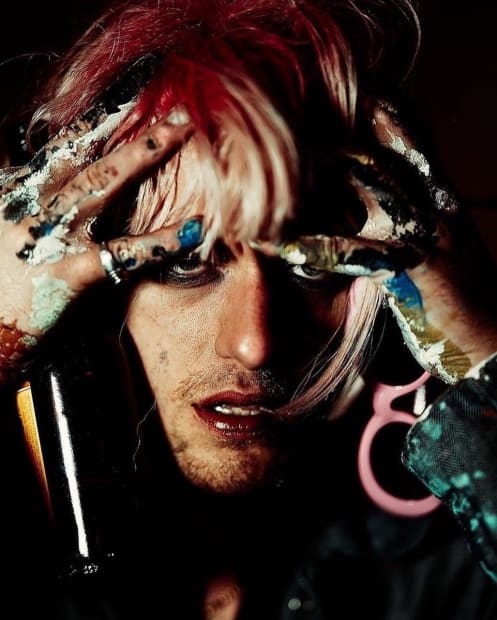 Heavily influenced by the New York School, American artist Daniel Yocum (b. 1994) has spent a collective 20 years working...