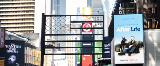 通过用公共艺术来设想一个没有边界、战争和暴力的世界,Icy & Sot超越了他们对艺术和政治审查问题的探讨。《美国国旗》是一面由钢条和栅栏材料制成的美国国旗。这些材料让人联想到移民在试图进入美国时面临的物理障碍,从美墨边境的栅栏到一些移民和寻求庇护者被拘留的牢房。 《美国国旗》虽然是残酷的现实,但也传达了美国的优雅与美丽。简洁的线条营造出一个轮廓,让背景中的天空透出来,给人一种充满希望的感觉。曾经在时代广场安装过它,这是一个完美的环境,因为它是美国梦的象征。这个地点以纽约天际线为背景,增强了作品的美感。' - Icy & Sot