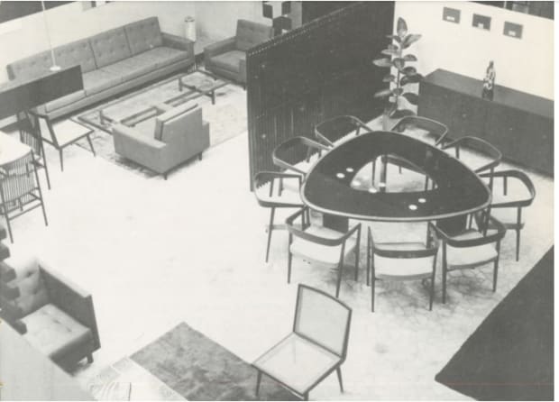 Designed around 1960, this iconic dining table is a true manifestation of Joaquim Tenreiro’s exceptional craftsmanship. Entirely curved with no...