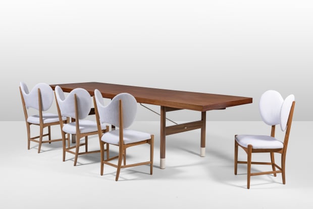 This group of ten « butterfly » chairs is an exceptional ensemble and the first set of this size to...