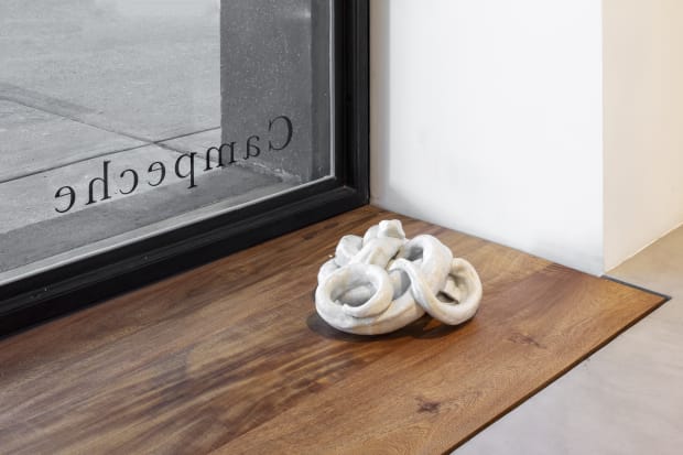 Alrededor de la instalación hay una serie de esculturas que exploran la relación de nuestros cuerpos con el territorio, la...