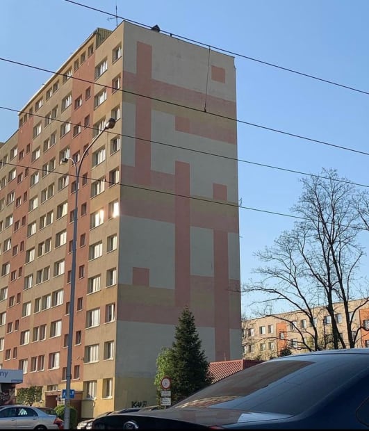 Pyszczek nació en Polonia en 1985, un país marcado por la Segunda Guerra Mundial. A finales de los años 80,...