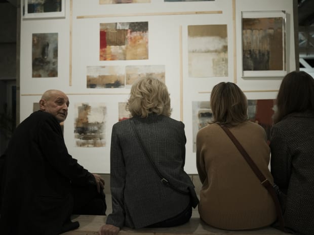 Неизбежно вспоминаются художники нонконформизма, и одним из первых – Оскар Рабин, казалось бы, не заходивший на территорию монументальной живописи, но...