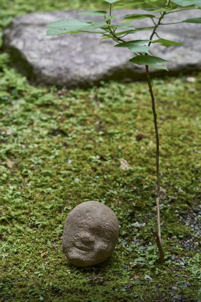 Light and shadow coexist. Using wood from old temple or shrine buildings, pine, cedar driftwood, or stones he finds in...