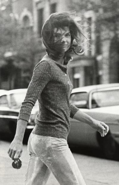In star portraits and atmospheric shots, we encounter the faces of the time: Jackie Kennedy, Mick Jagger, Steve McQueen, Jack...