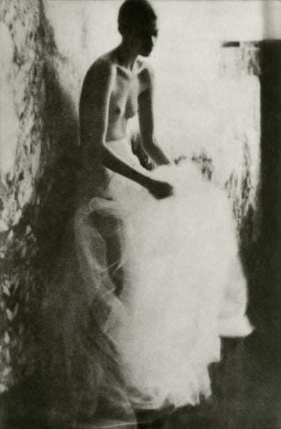 In her images, which are cinematically inspired, she conveys poetic grace, fragility and at the same time self-determination. Ariëns´ dreamlike...