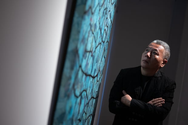 關於藝術家 薛松被譽為中國波普藝術最重要的藝術家之一。1965年生於中國安徽,1988年畢業於上海戲劇學院舞台美術系。1990年,薛松畫室一場火災啟發他以火焰和灰燼為媒介,通過拼貼手段,把印刷品殘片解構重組成全新圖象,指涉社會、傳統、人文、自然、抽象等不同議題。