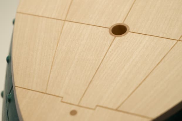 驀然回首，這些天使遠客從來沒讓我避世於夢境中。反之，他們揭示了一個隱藏著的事實。呢喃細語，他們訴説另一個領域、另一個維度、另一個文明的存在。他們能在我漫不經意之間，從圍著我的狹窄四壁打開一道縫隙，讓光耀、色彩和對遠方無限的渴望穿透進來。他們悄悄地令我擺脱思維的困囿，取而代之是一個貫通萬物的無際虛空。當我在深淵的邊緣搖搖欲墜時，他們給我穿上輕盈浮離的羅衣，來抵擋沉重時間帶來的暴虐。