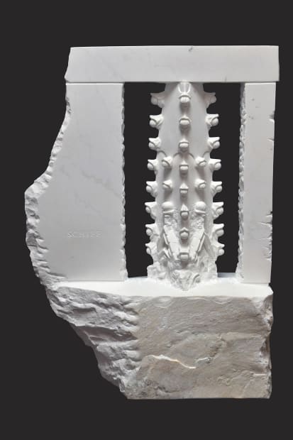 Der Titel der Skulptur Mediazän I-III könnte demnach nicht nur bedeuten, dass es sich um einen erdgeschichtlichen Zeitintervall handelt, sondern...