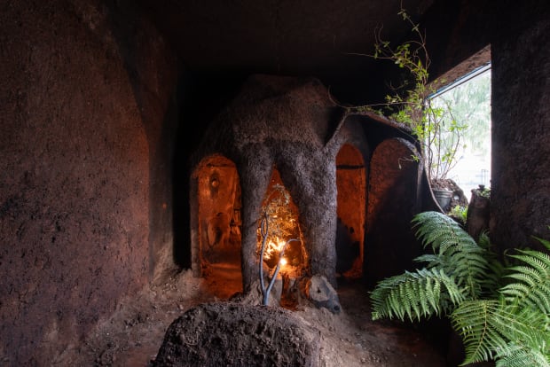 Make Room创造社支持艺术家在他们的实践中积极参与文化认同、概念实践和拓展全球视野。Make Room 创造社推广跨学科的艺术,参与从视频和装置到绘画和声音的作品。Make Room 创造社特别关注女性、跨文化和新晋艺术家,是展示实验作品和呈现各种叙述方式的国际平台。不仅限于实体画廊,Make Room创造社还积极致力于创造新的可能性,并支持其艺术家雄心勃勃的项目和新的作品。