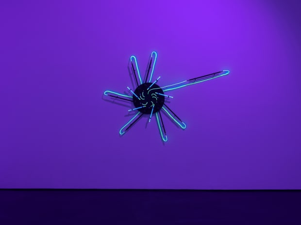 In Flashback Look Ahead (2021), Brigitte Kowanz quoted and evolved her own earlier work of the 1980s. Black light tubes...