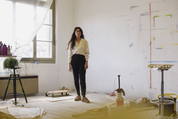 In her paintings, Swiss artist Natacha Donzé (*1991 in Boudevilliers, CH) deconstructs power structures of institutional, political and commercial systems...