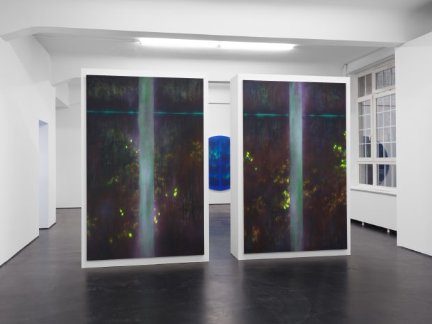 In ihrer ersten Einzelausstellung gatekeepers bei max goelitz in Berlin verweist Natacha Donzé auf politische, soziale und kulturelle Strukturen, die...